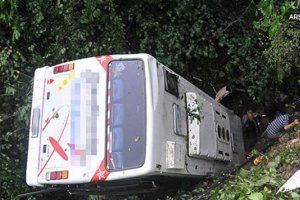 Sırbistan'da yolcu otobüsü devrildi: 3 ölü, 32 yaralı