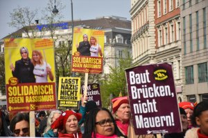 Avusturya'da ırkçılık karşıtları, ırkçıları protesto etti