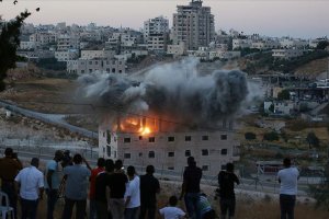 İşgalci İsrail, Kudüs'te Filistinlilere ait binaları yıkmaya devam ediyor