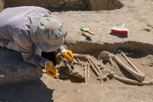 2 bin 700 yılık iskeletin kafatası araştırılıyor