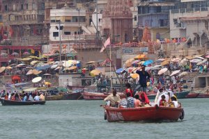 Varanasi'de binlerce yıldır ölü yakma törenleri ve Ganga Aarti gösterileri