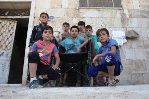 Esed rejiminin saldırısında bacaklarını kaybeden çocuk yardım bekliyor