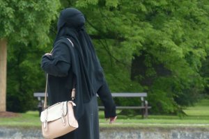 Hollanda'da 'burka yasağı' yürürlülüğe girdi