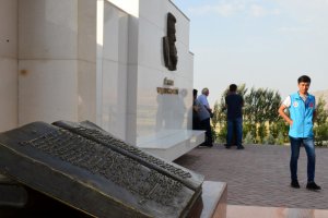 Kırgızistan'da anıtı bulunan Cengiz Aytmatov, Türk dünyasını buluşturuyor