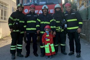 Lösemi hastası 3 yaşındaki Ahmet, itfaiyecilik hayali gerçek oldu