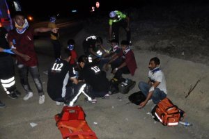 Batı Trakya'da göçmenleri kaçak yoldan taşıyan araç kaza yaptı 