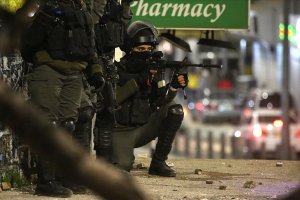 İşgalci İsrail askeri gece baskınlarında 14 Filistinliyi gözaltına aldı