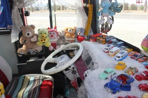 Özel halk otobüsünü oyuncaklarla donattı