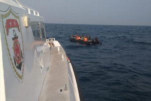 Denizde sürüklenen bottaki 28 düzensiz göçmen kurtarıldı