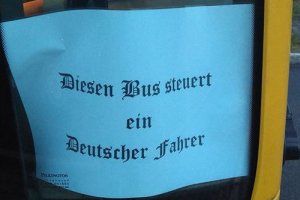 Otobüs kapısına ırkçılığı çağrıştıran yazı yazan Alman şoförün işine son verildi
