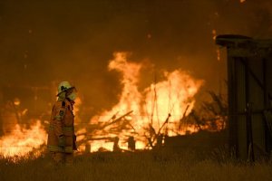 Avustralya'da kuvvetli rüzgar yangınların riskini artırıyor