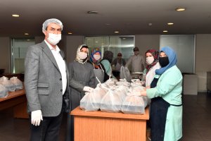 Osmangazi Belediyesi 136 mahalleye günlük erzak ve sıcak yemek ikram ediyor