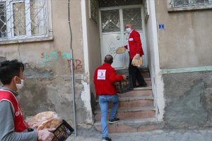 Türk Kızılaydan 1500 aileye pide ve gıda yardımı ulaştırdı