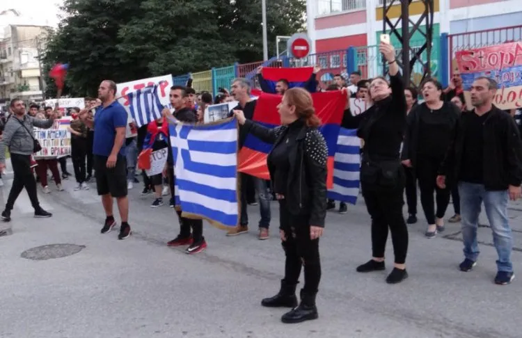 Yunanlı ve Ermeniler T.C. Gümülcine Başkonsolosluğu’na yürüdüler