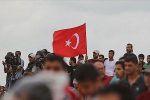 Filistinliler Fransa'ya tepki olarak Türk bayrağını açtı