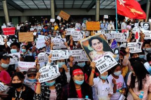 Myanmar ordusundan protestoculara 20 yıla kadar hapis cezası verilebileceği uyarısı