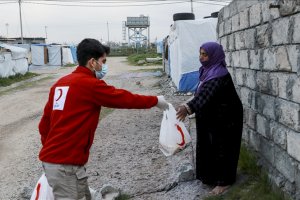 Türk Kızılay Erbil'de mülteci kampı sakinlerine ekmek yardımı