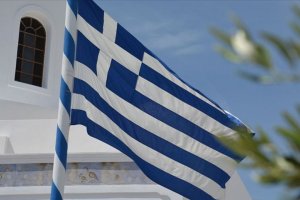 Yunan ekonomisi küçülüyor