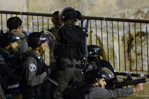 İsrail polisinden Kudüs'te Filistinli gençlere ses bombalı müdahale