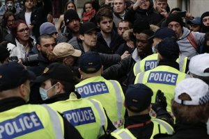 Londra'da Pamdemi kısıtlamaları karşıtı gösteri düzenlendi