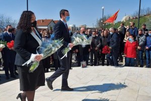 Başbakan Kurti Viosa ile büyük kruşa anıt kompleksini ziyarte etti