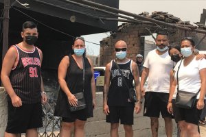 Almanya'dan tatile Manavgat'a giden aile, evleri yananların yardımına koştu