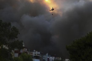 Yunanistan'da yeni çıkan orman yangınları yerleşim yerlerini tehdit ediyor