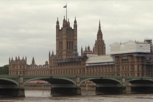 İngiliz parlamentosu tartışmalı vergi artışını kabul etti