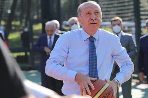  Cumhurbaşkanı Erdoğan, Ümraniye Millet Bahçesi'nde gençlerle basketbol oynadı