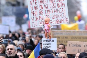 Brüksel'de binlerce kişi salgın tedbirlerini protesto etti