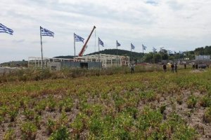  Yunanistan Mülteci kampının yanına 30 adet bayrak dikti