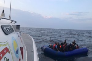 Göçmenleri  lastik bota bindirip Türk karasularına ittiler