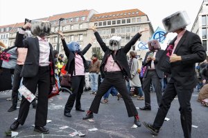  Almanya’da çevreciler, hükümetin iklim politikasını protesto etti