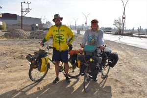İki arkadaş Almanya’dan bisikletleriyle yola çıktılar