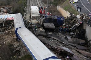 Yunanistan'ın Larisa bölgesinde yolcu treni ile yük treni kafa kafaya çarpıştı