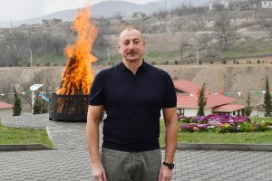 Cumhurbaşkanı İlham Aliyev Karabağ Savaşı'nda işgalden kurtarılan Talış'da Nevruz ateşini yaktı