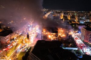 İzmir'de lüks sitede büyük yangın