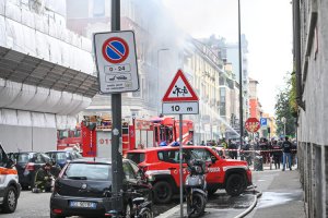 İtalya'nın Milano kentinde oksijen tüpü yüklü kamyon patladı 
