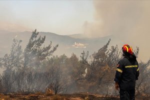 Başbakanı Miçotakis, Rodos Adası'ndaki orman yangınlarına karşı mücadeleyi 