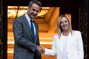 Yunanistan Başbakanı Miçotakis, İtalyan Başbakanı Meloni'yi Atinada kabul etti