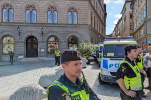 Polis İsveç'te Kur'an-ı Kerim'e saldırıyı engellemeye çalışan 15 kişi gözaltına alındı