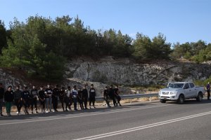 Yunanistan'ın yanan dağlarında mahsur kalan göçmenler polise teslim oldu