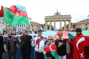 Azerbaycanlılar, Berlin'deki gösteriyle ülkelerine destek verdi