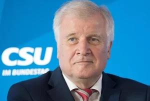 Almanya İçişleri Bakanı Horst Seehofer, Başbakan Angela Merkel’in, Hanau kentindeki