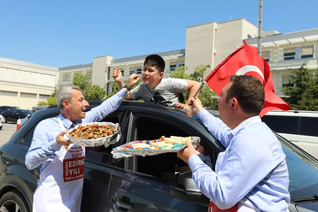 Edirne Kapıkule'de gurbetçilere ciğer ikram edildi