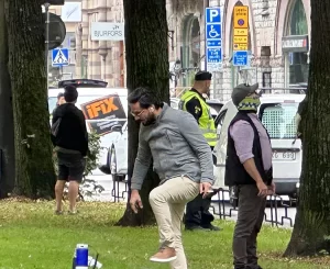 İsveç'in başkenti Stockholm'de Kur'an-ı Kerim yakılmasını gözyaşları içinde engellemeye çalıştığı