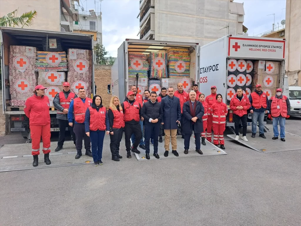 Yunanistan Kızılhaç Kurumu depremzedeler için tırlar yola çıktı