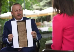 Bakan Çavuşoğlu, canlı yayında Ayasofya'nın tapusunu gösterdi.