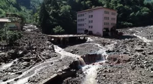 İçişleri Bakanı Süleyman Soylu, Trabzon'un Araklı ilçesindeki selde 7 binanın