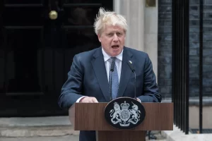 İngiltere Başbakanı Boris Johnson, iktidardaki Muhafazakar Parti liderliğinden istifa ettiğini,